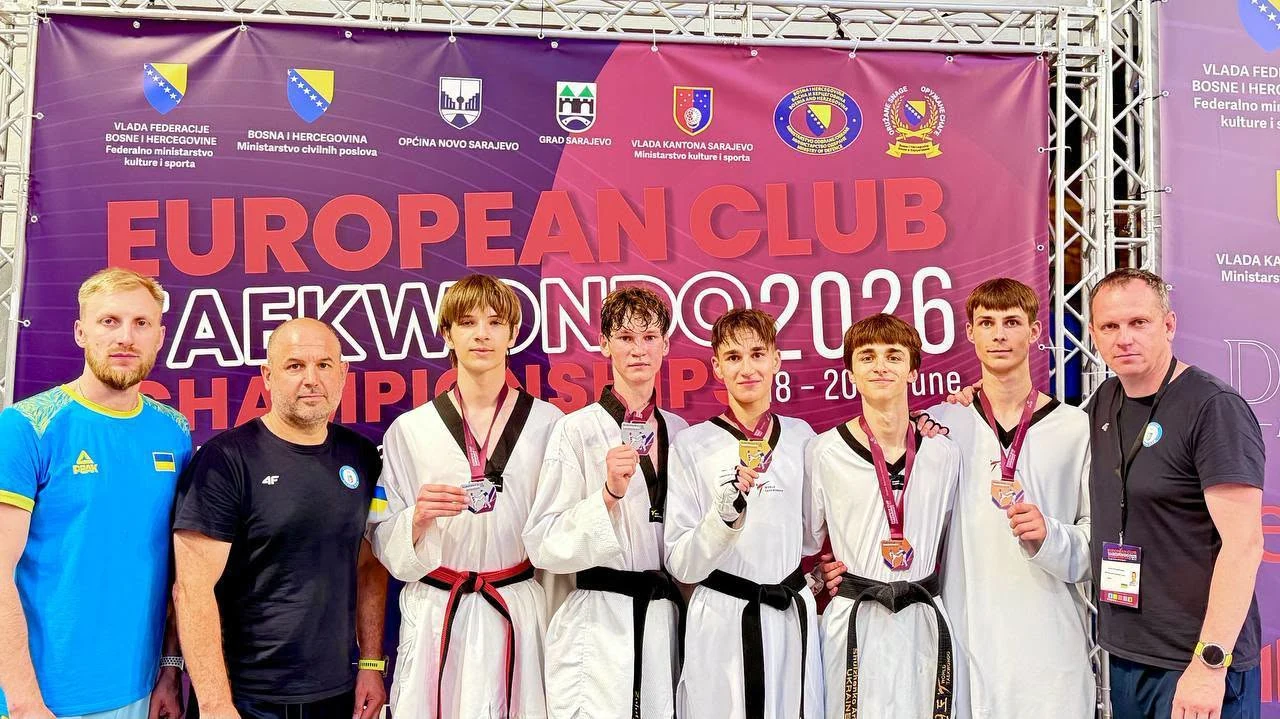 Тимур Голуб разом з українськими призерами та тренерами на клубному чемпіонаті Європи 2026 у Сараєво